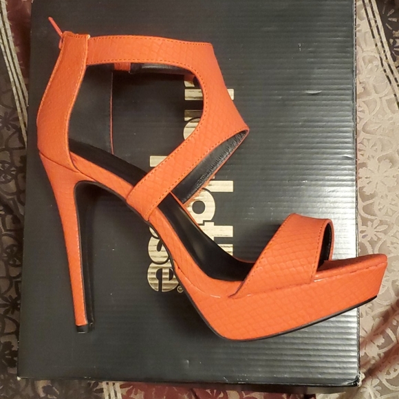 High Heel - Picture 3 of 3